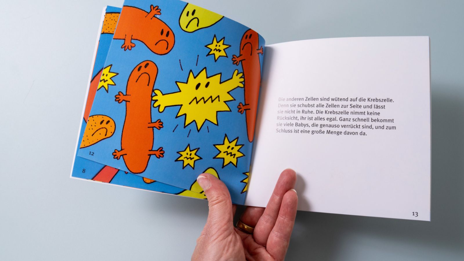 Die Perlen greifen auch Motive aus dem Kinderbuch «Der Chemokasper» auf, das den kleinen Patient:innen kindgerecht erklärt, wie eine Chemotherapie funktioniert.